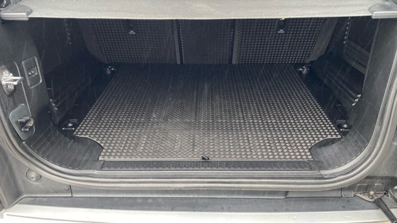 Land Rover Defender 2.0 P300 SE 110 5dr Auto Petrol Estate